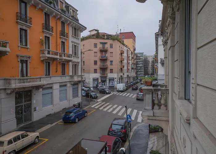 Contemporary Appartament in Vibrant Isola